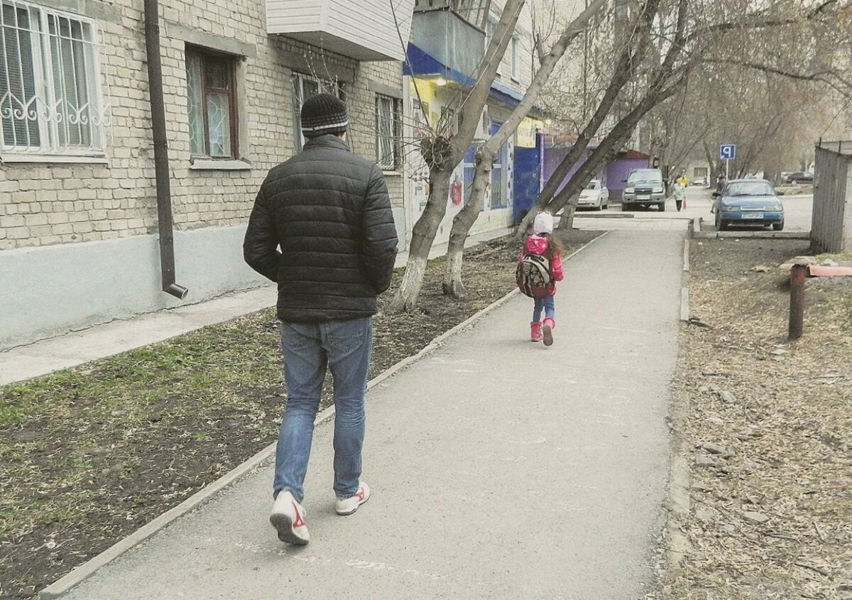 Мужчина под дождем. Подозрительный мужчина преследует. Маньяк в тульской области. Мужчина подозревает. Подозрительный человек.