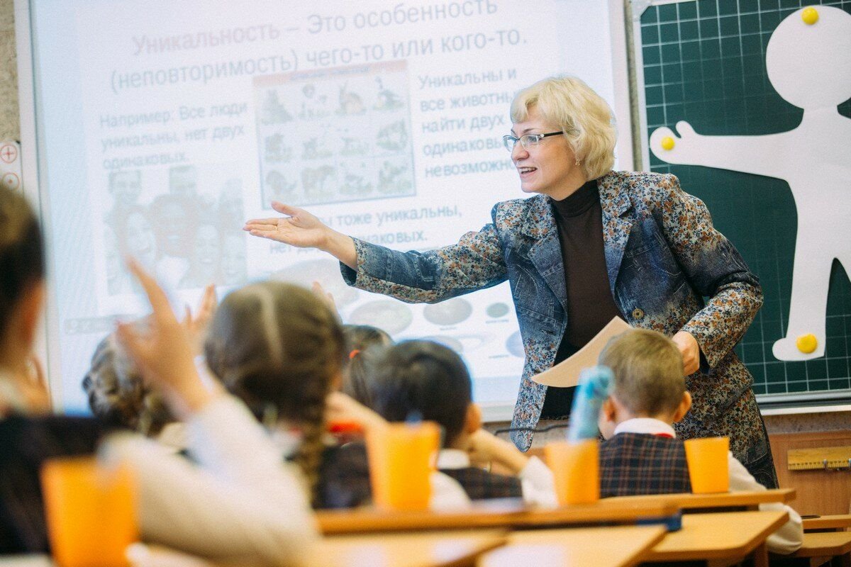 Учитель купил. Престижность профессии учителя. Престиж профессии педагога. Педагог в социуме. Учитель в современном обществе.