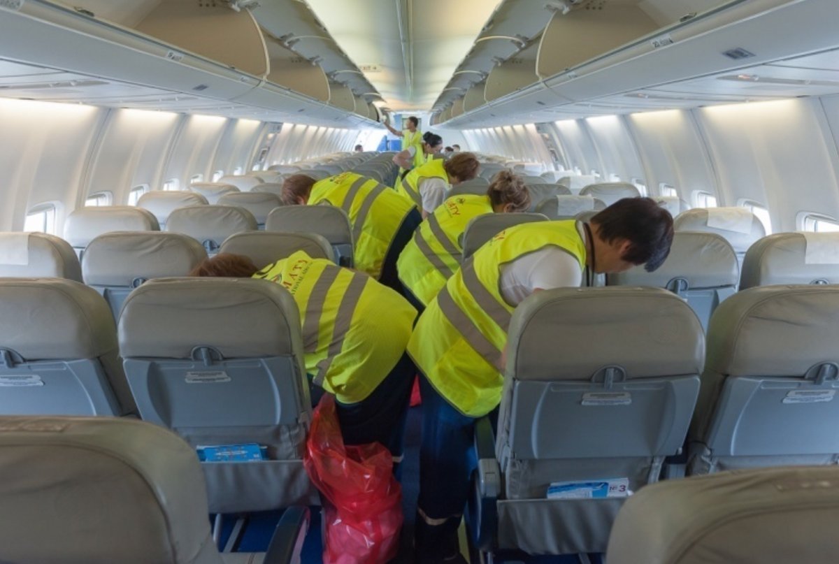 уборщик салона самолета. самолет аэропорт мойщик. мойщик воздушного судна. уборщик самолетов. самолет аэропорт мойщик.