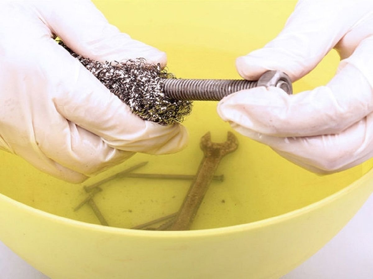 удалитель ржавчины. коррозия гвоздя. очищение металла от ржавчины. удалитель ржавчины с выхлопной трубы. коррозия гвоздя в воде.