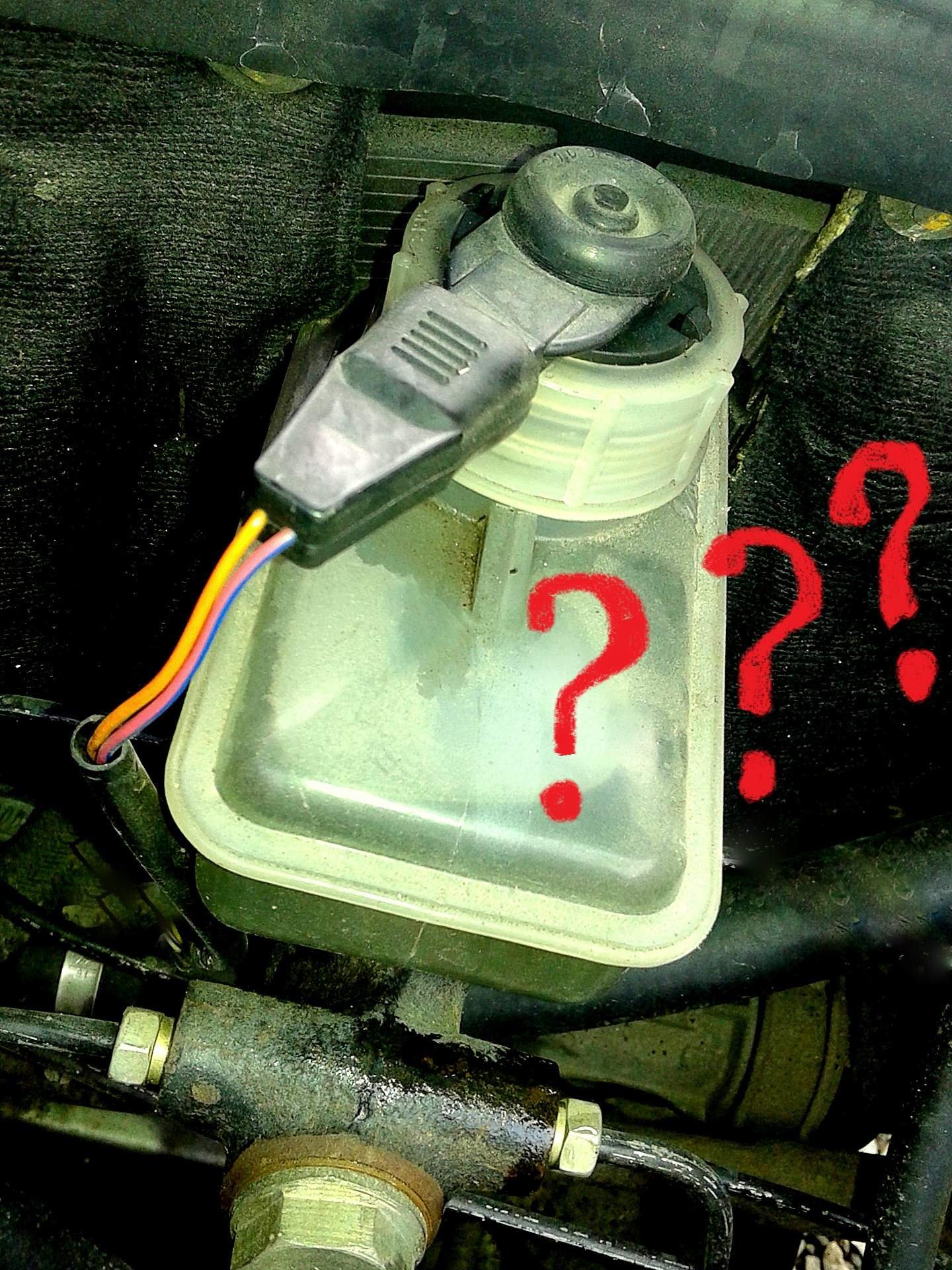 Уходит тормозная жидкость. Куда девается тормозная жидкость. 1111 ока уходит тормозная жидкость. Куда девается тормозная жидкость. Утечка тормозной жидкости из бачка сцепления.