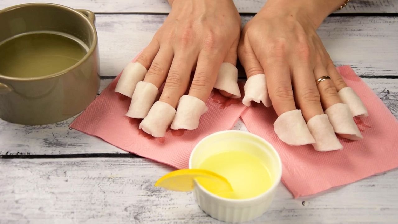 Маска для ногтей в домашних условиях. Масочки для ногтей. Маска для восстановления ногтей. Пленочная маска для ногтей. Руками сгладить тесто.