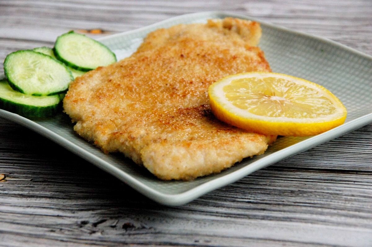 франкфуртский шницель. отбивные из куриного филе. шницель куриный. эскалоп. венский шницель из курицы.