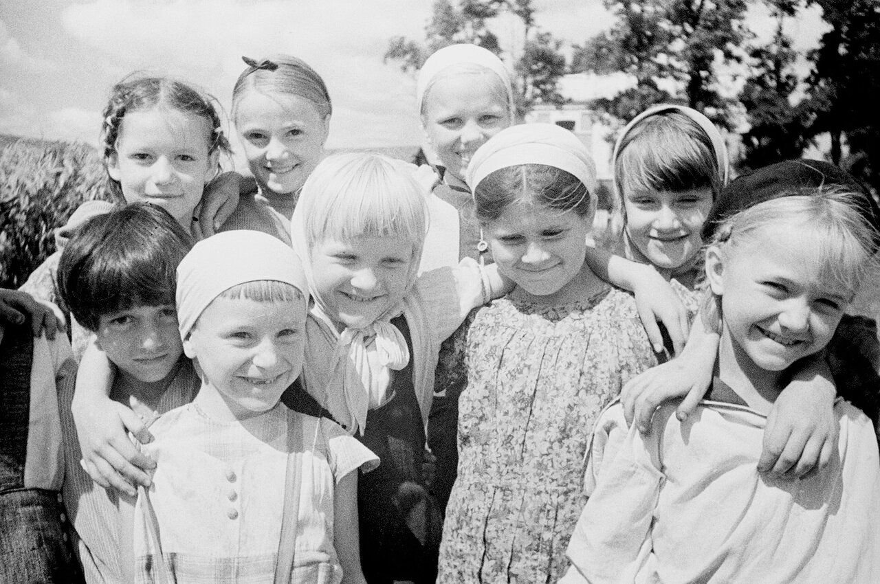 Советские люди как дети. Счастливые советские дети. Довоенное детство детей. Советские люди. Счастливое советское детство.