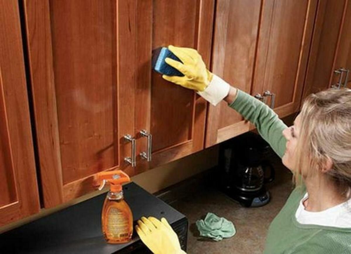очистить кухню от жирного налета на верхних шкафах