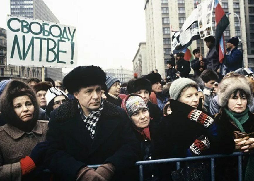 Россия вышла из союза. Литва независимость 1990. Митинг в Литве за СССР 1990. Митинги за независимость Литвы в 1990. Горбачев в Литве 1990.