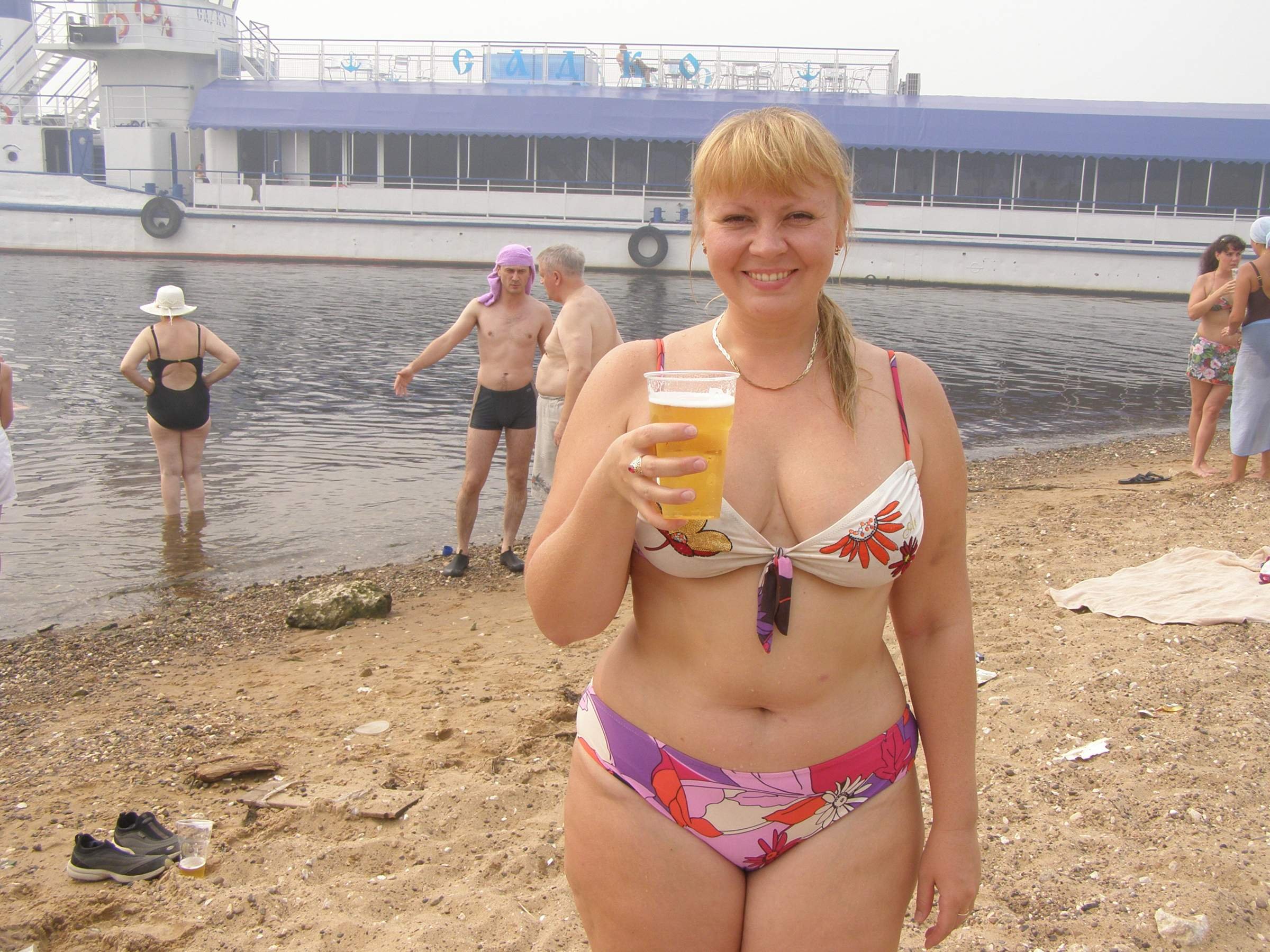 русские женщины на даче в купальниках фото