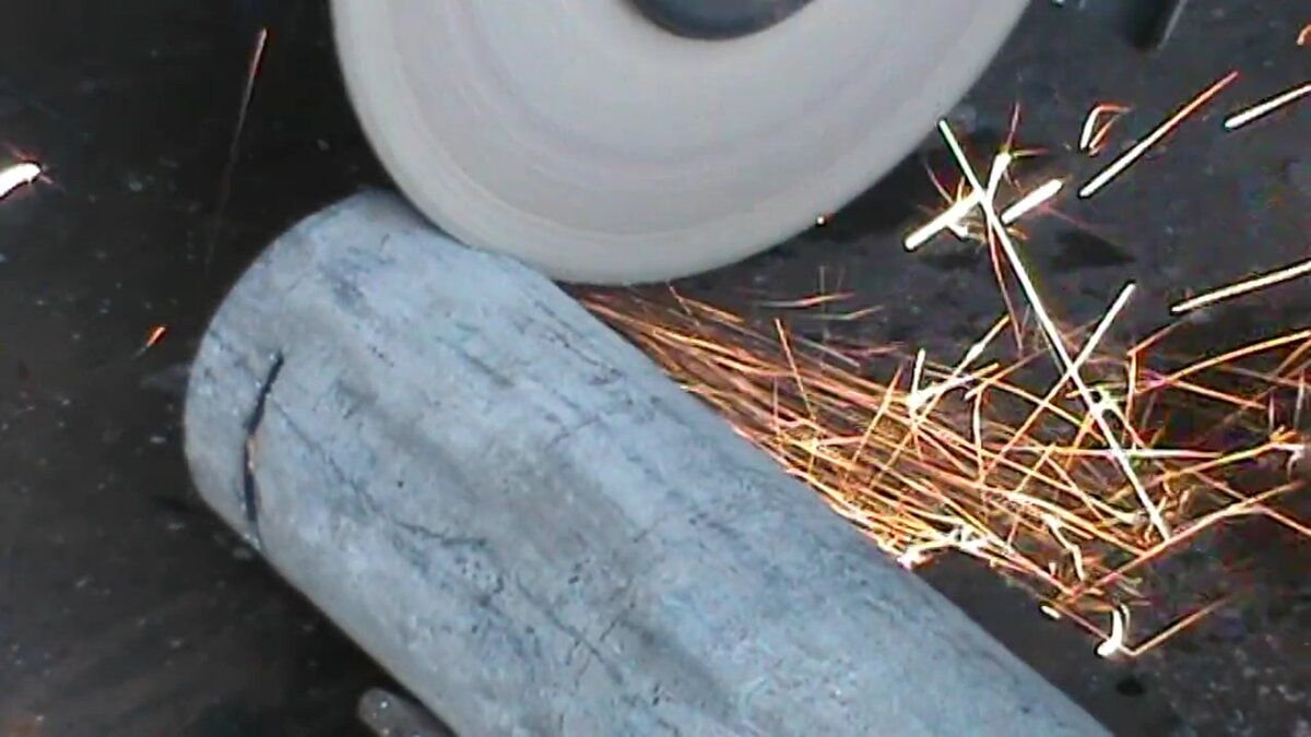 Станки и устройства для седловин труб. Ровный рез трубки. От стальной трубы отпилили 13 м. От стальной трубы отпилили 13 м. Срез в трубопроводе.