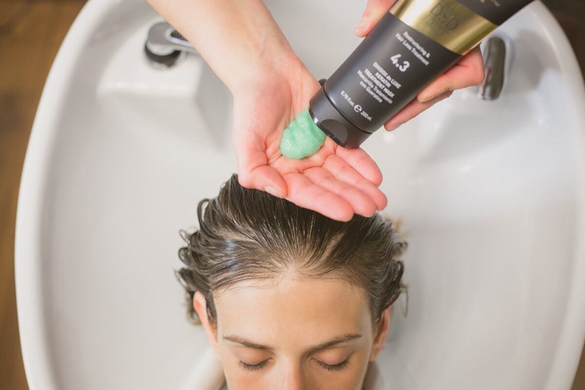 Как использовать бальзам для волос до или после мытья