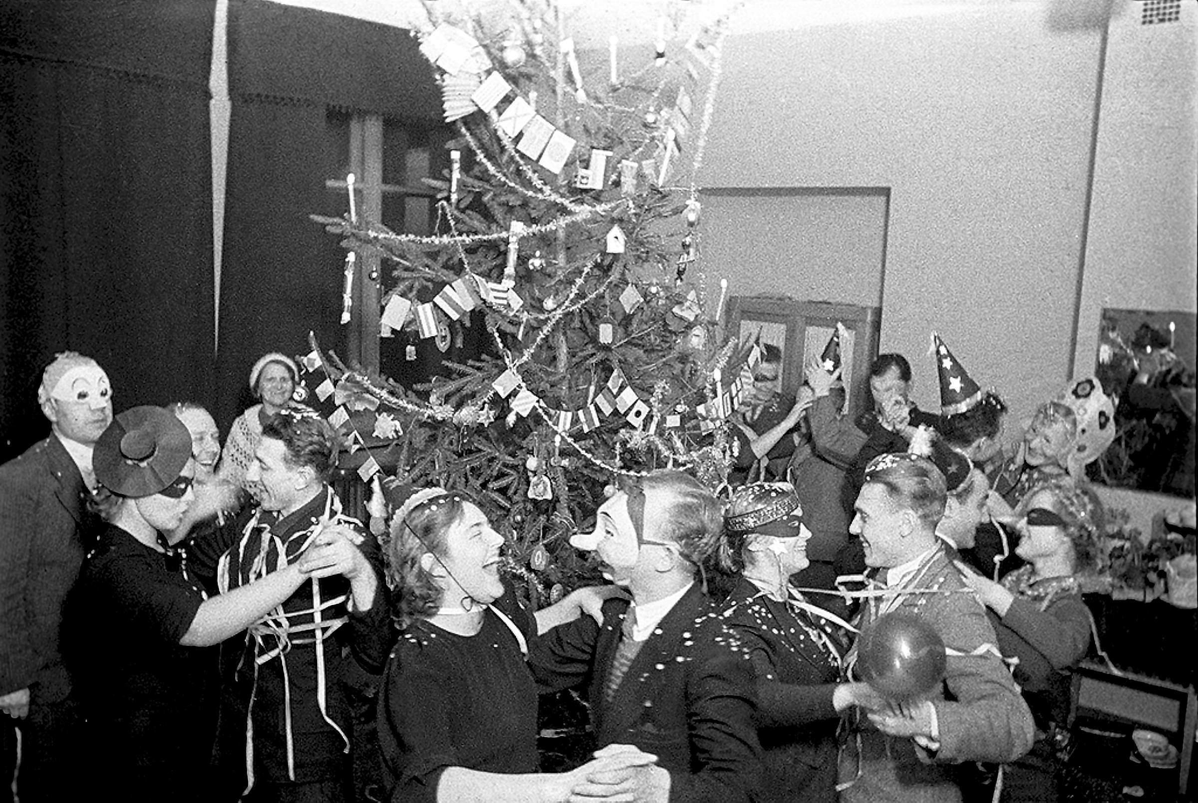 Новый ссср. Советский новый год. Новый год 1935 год. Новогодняя елка в Советском Союзе. Новогодняя елка 1930.