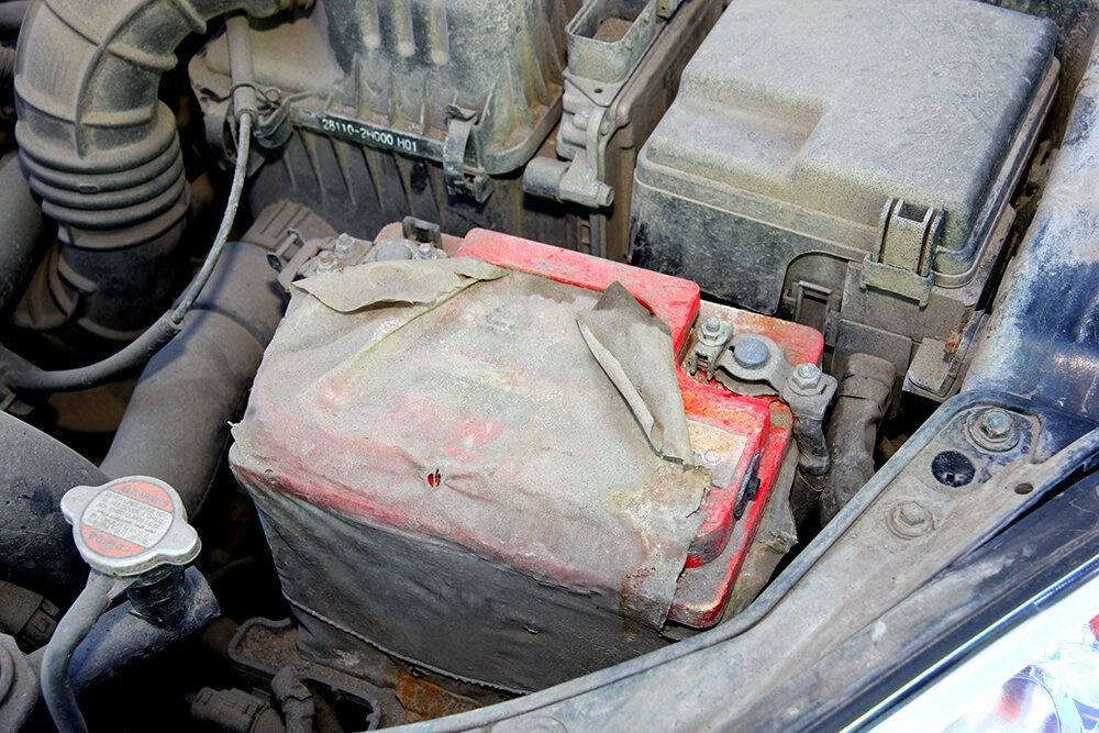 Течёт аккумулятор на машине. Ток утечки тестером на акб. Ток утечки аккумулятора автомобиля норма. Течёт аккумулятор на машине. Потек акб.