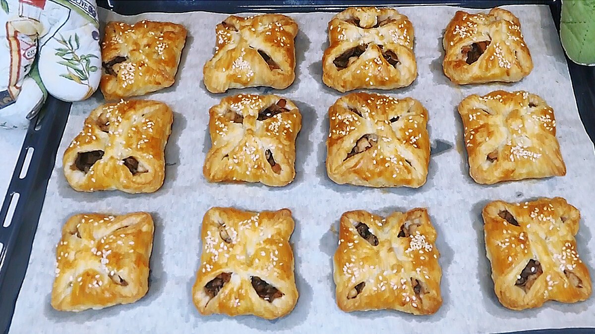 слоёные конвертики с начинкой. конвертики из слоеного теста с курицей. слоёные конвертики с начинкой. конвертики из слоеного дрожжевого теста. конвертики из слоеного дрожжевого теста.