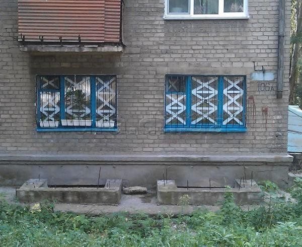 окна заклеены крестом. окна блокадного ленинграда. окна заклеены крестом. окна домов крест накрест заклеены. военные окна заклеенные.