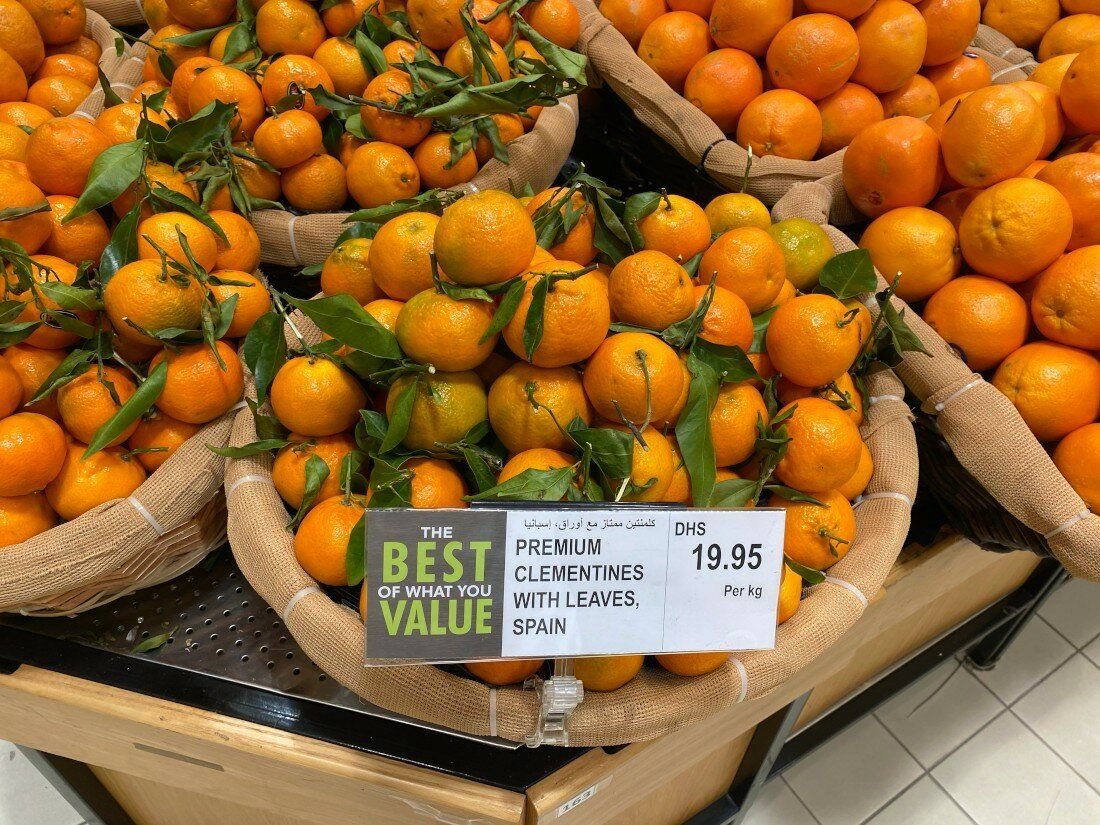 Сколько мандаринов в 2 кг. ОАЭ мандарин. Продукты в ОАЭ. Мандарины Клементина 1 кг. 100кг мандарин.