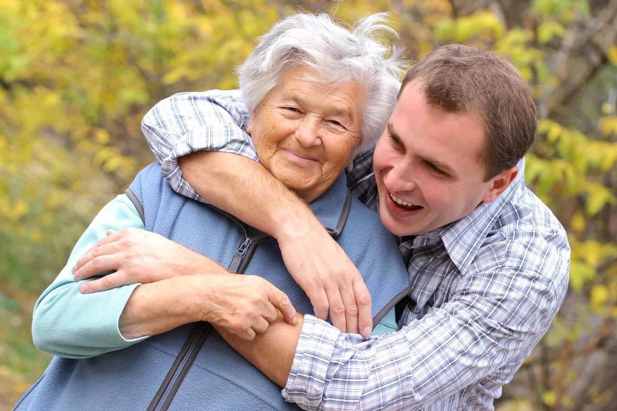 Навестить семью. Объятия пожилых. Объятия с родителями. Пожилые родители. Бабушка обнимает.