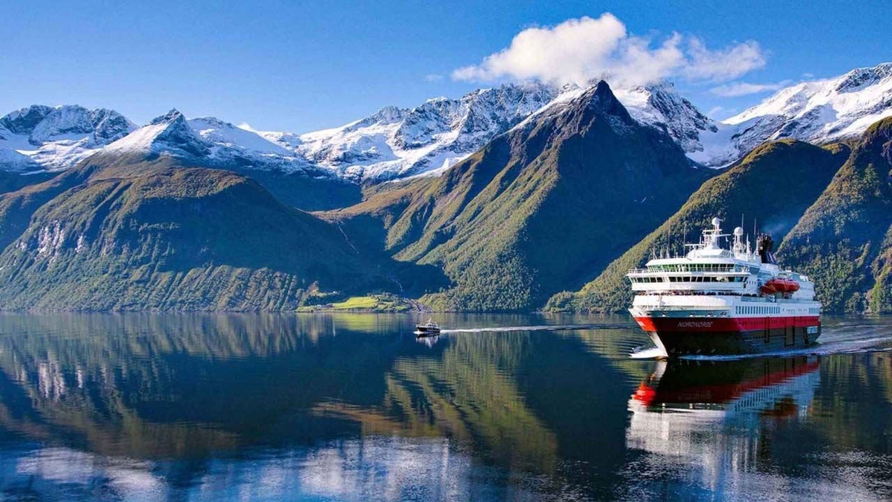Океаны северной европы. Согнефьорд Норвегия. Норвегия фьорды круизный лайнер. Лайнер Hurtigruten. Норвегия Осло Гейрангер.