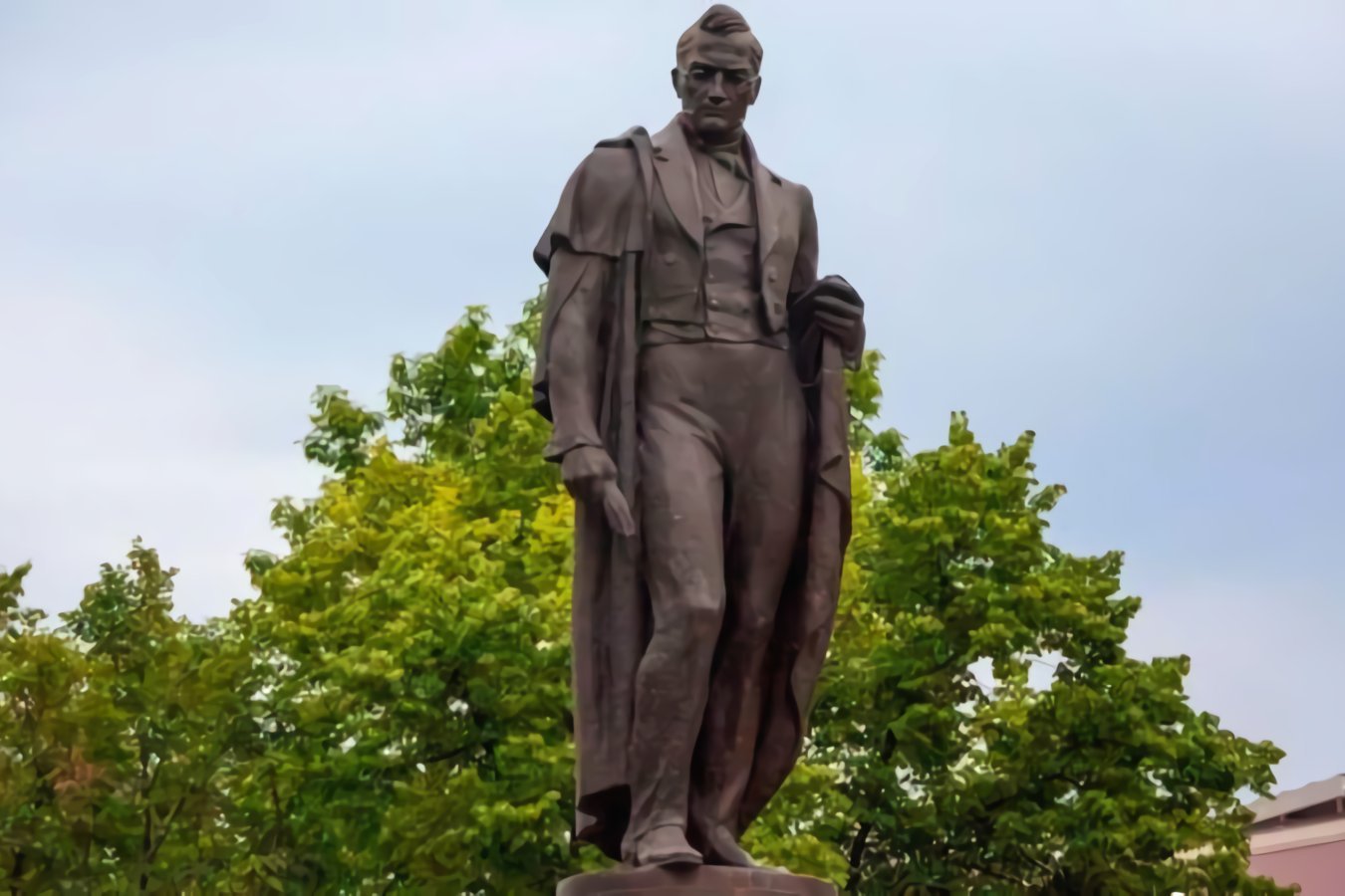 Грибоедов на чистых. Метро чистые пруды памятник грибоедову. Чистопрудный бульвар памятник грибоедову. Памятник грибоедову в москве на чистых прудах. Памятник александру сергеевичу грибоедову.