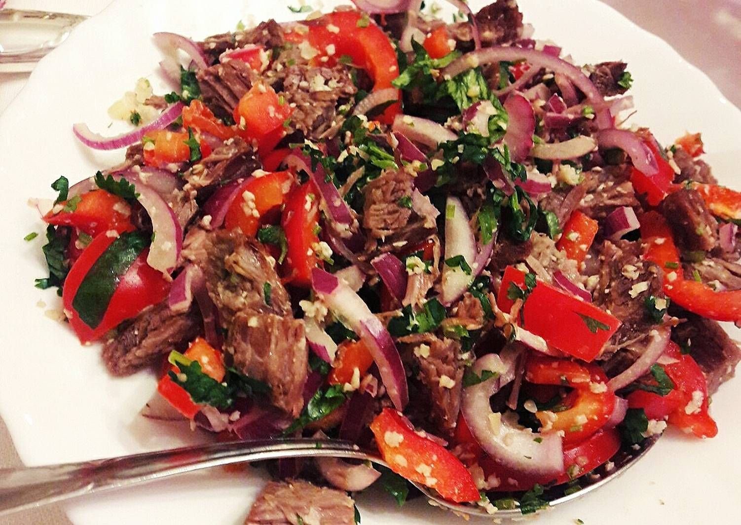 острое мясо. мясо с красным перцем. свинина соломкой с красным перцем. мясо по тайски. мясо с красным перцем.