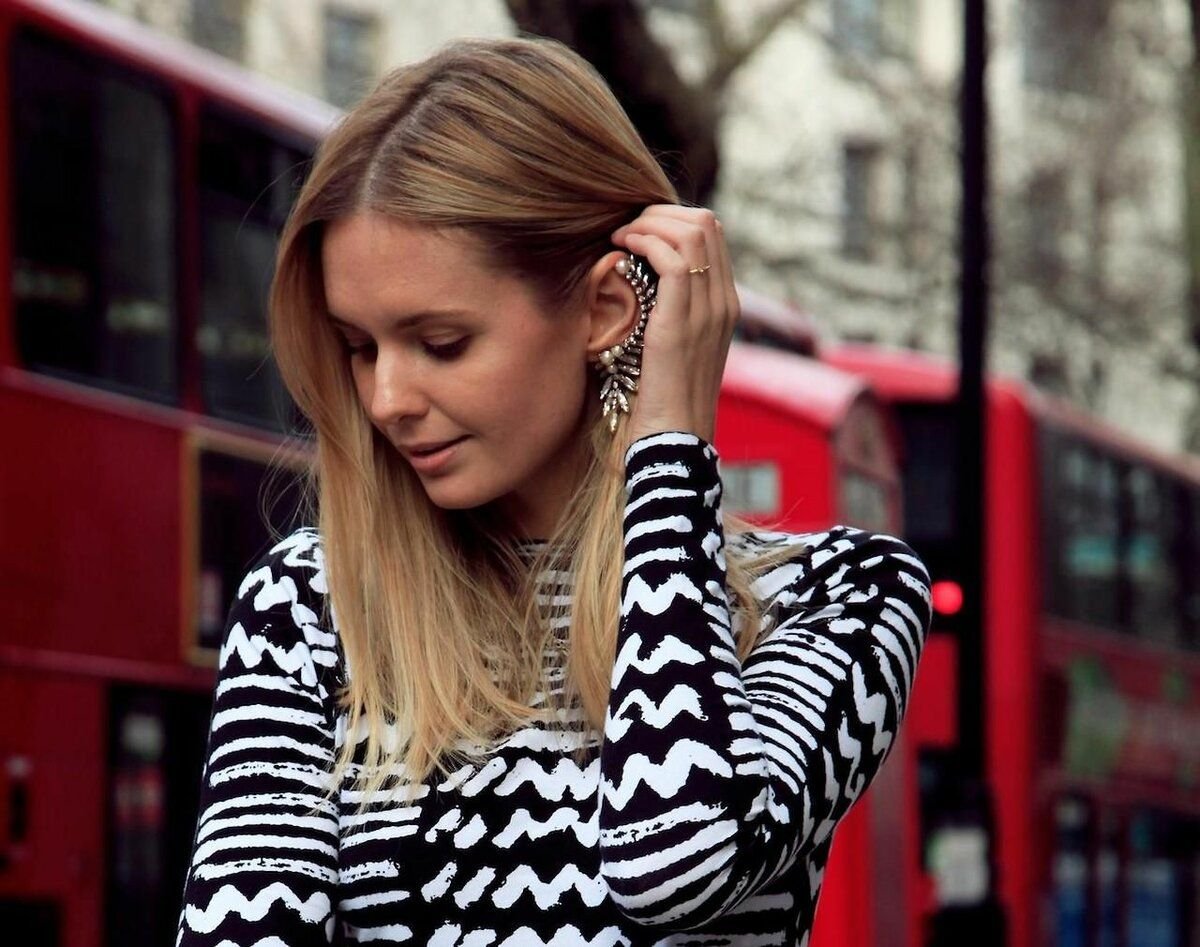 волосы заправленные за уши. волосы за уши. прямые волосы заправленные за уши. девушка поправляет волосы за ухо. заправила волосы за ухо.