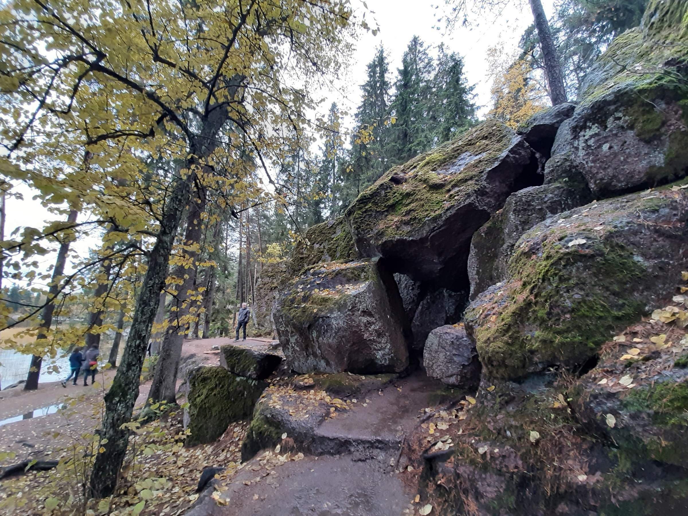 Мегалиты в парке монрепо