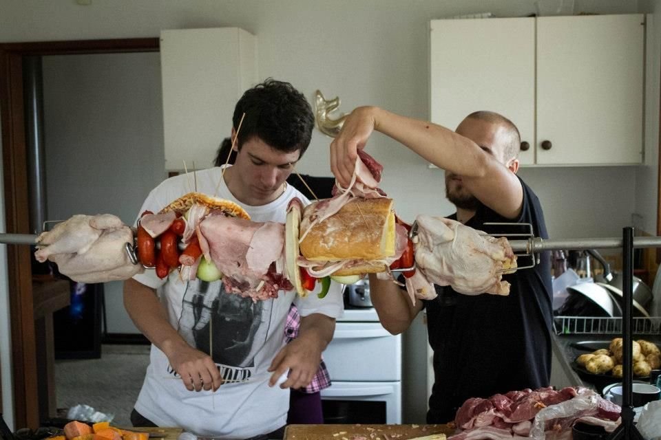 Праздник неумелых рук. Приколы про готовку еды. Мужик на кухне. Мужчина и готовка прикол. Мужчина готовит.