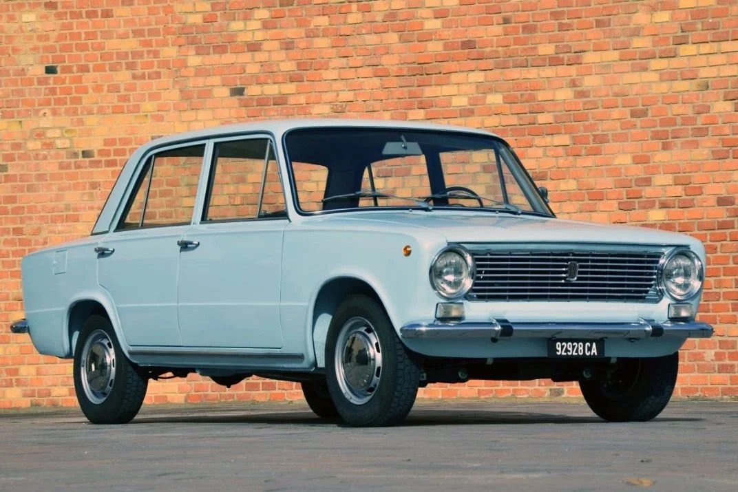 Автомобиль жигули массой. Фиат 124 и ВАЗ 2101. Фиат 124s. Fiat 124. 2101 Фиат 124.