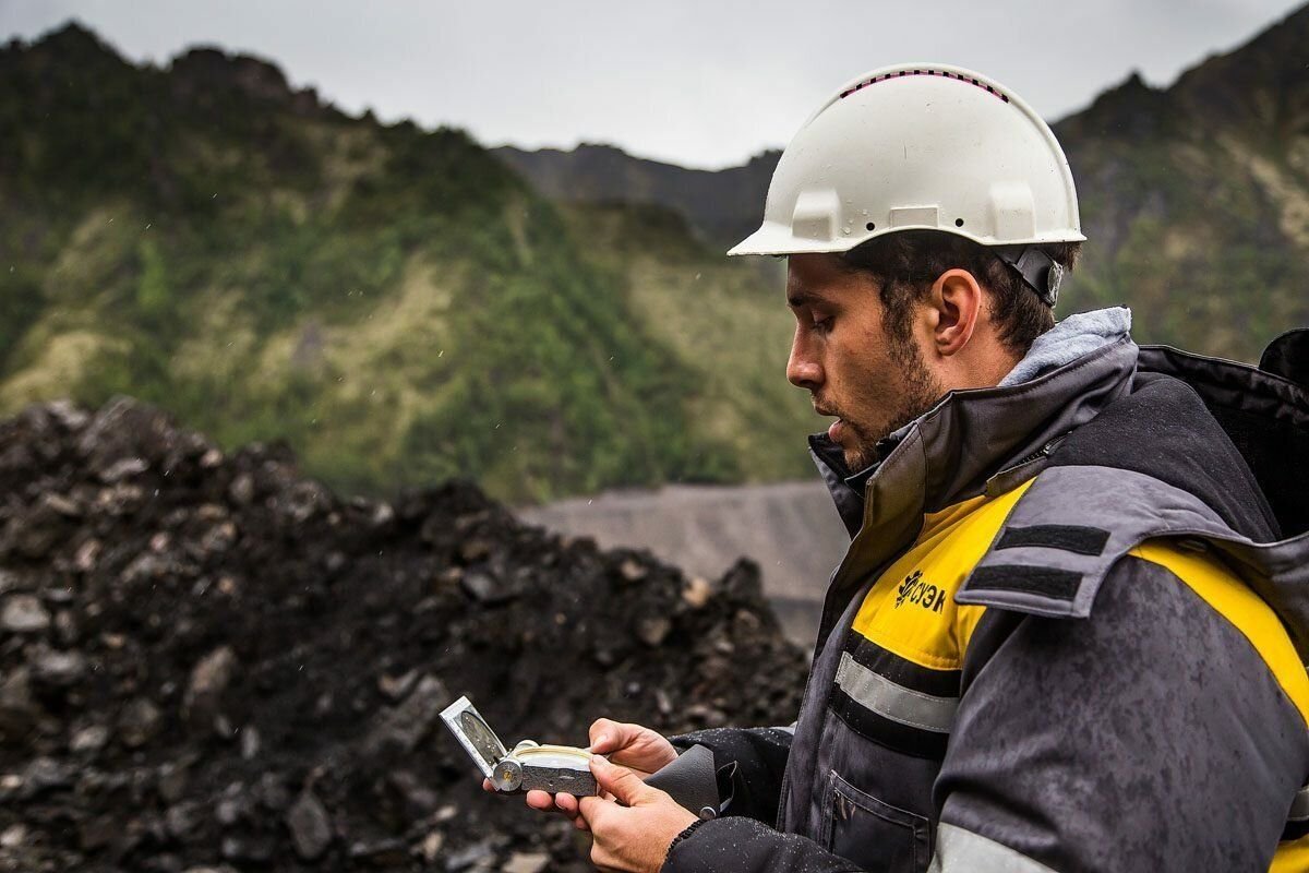 профессия полезных ископаемых. геолог для детей. горный инженер открытые горные работы. человек добывает полезные ископаемые. профессия полезных ископаемых.