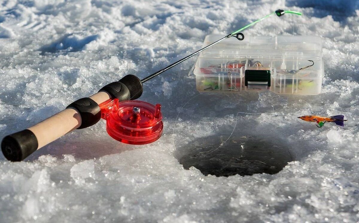 фото зимних удочек с уловом на льду