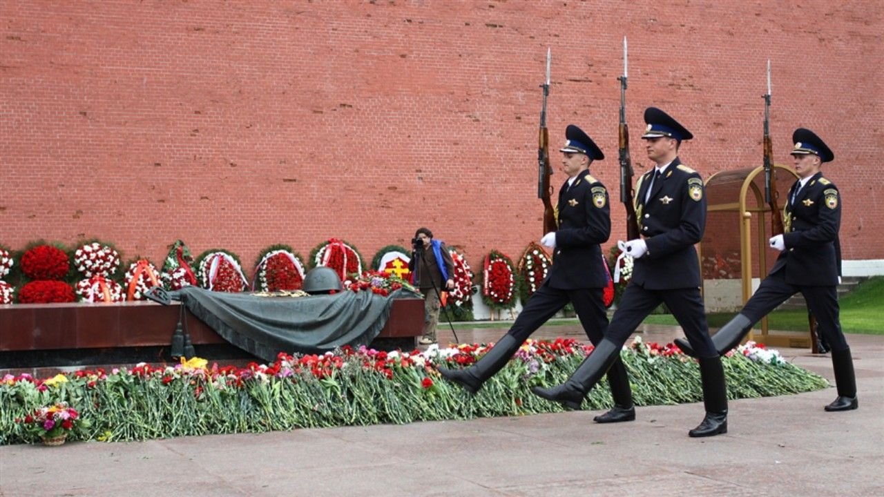 Вечные смена. Смена караула у могилы неизвестного солдата в Москве. Караул у могилы неизвестного солдата Москва. Караул у вечного огня в Москве. Почётный караул у могилы неизвестного солдата.