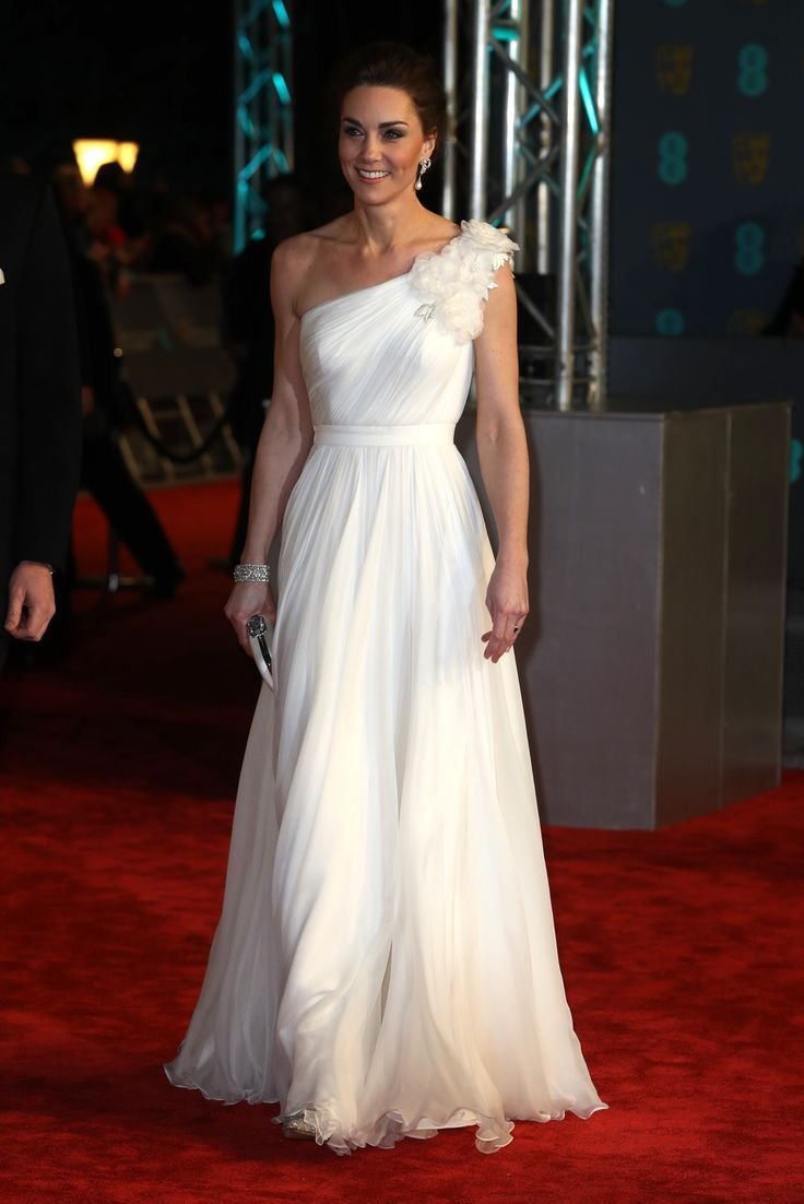 Кейт Миддлтон в белом платье