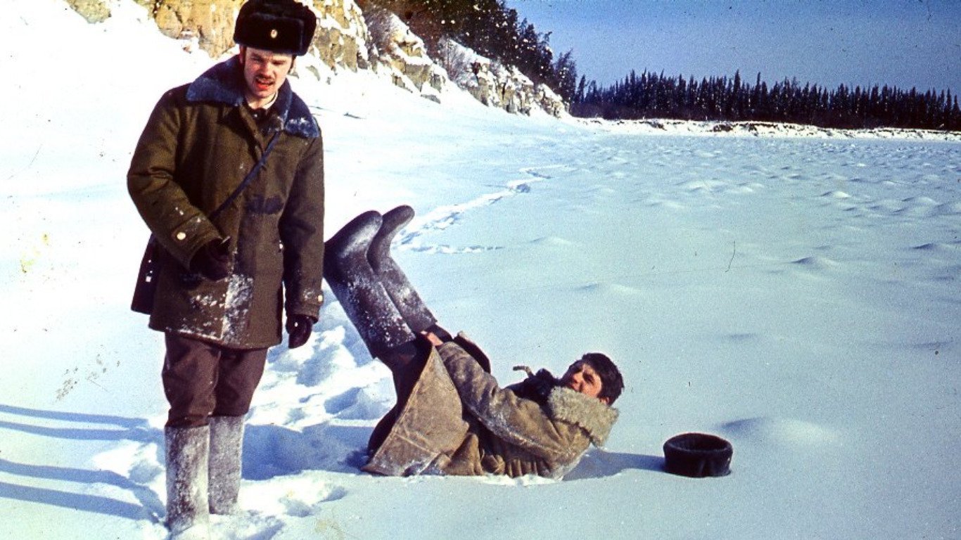 Без суровая. Люди в валенках. Охотник в валенках. Мужчина в валенках. Люди зимой в валенках.