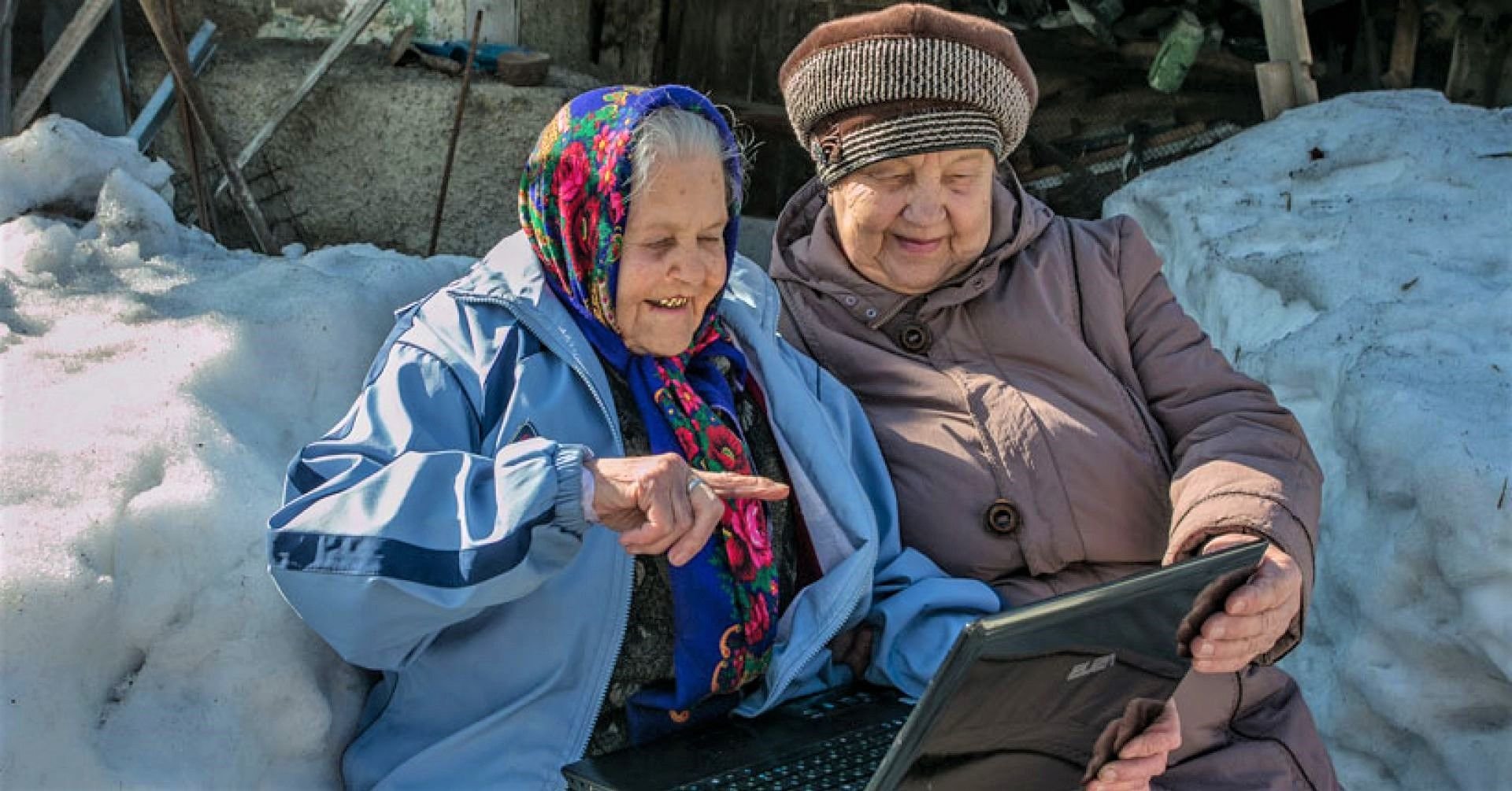 Фото россиян 60 лет. Реальная жизнь на пенсии ютуб. Пенсионерка с красным рюкзаком июль 2020.