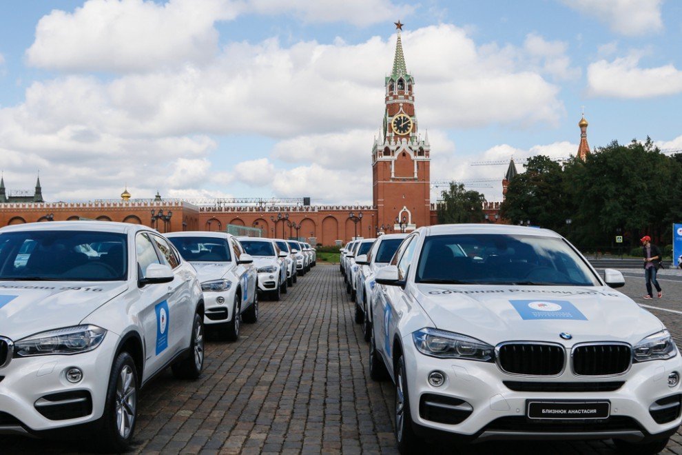 Какие машины дали. Машины олимпийцам 2022. БМВ х5 олимпийцам. BMW x5 для олимпийцев. БМВ х5 олимпийцам 2022.