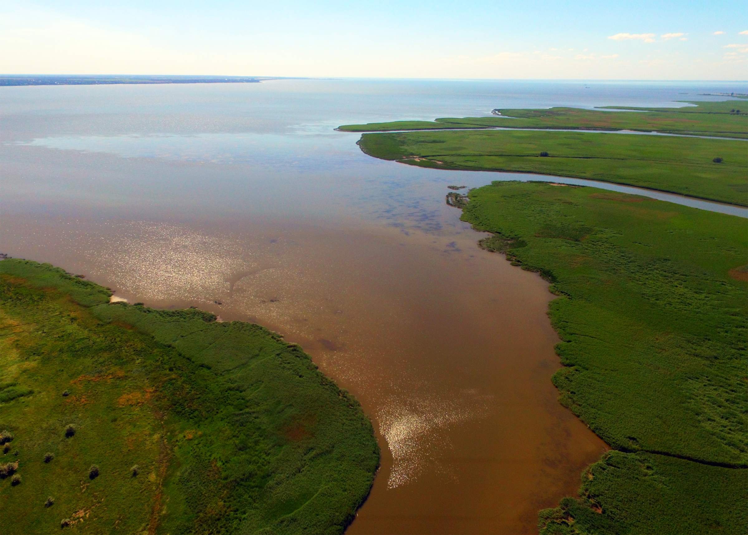 место где волга впадает в море