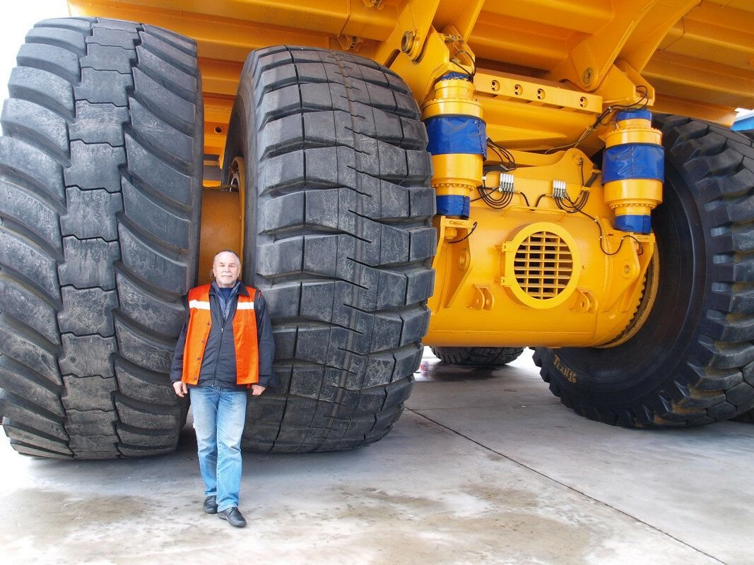 Колесо белаза. Размер колеса БЕЛАЗ 120 тонн. БЕЛАЗ грузоподъёмностью 560. Камера от БЕЛАЗА. Устройство БЕЛАЗА.