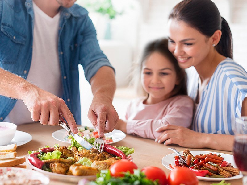 питание семьи. люди в кафе. семья завтракает за столом. полноценное питание детей. питаться совместный.