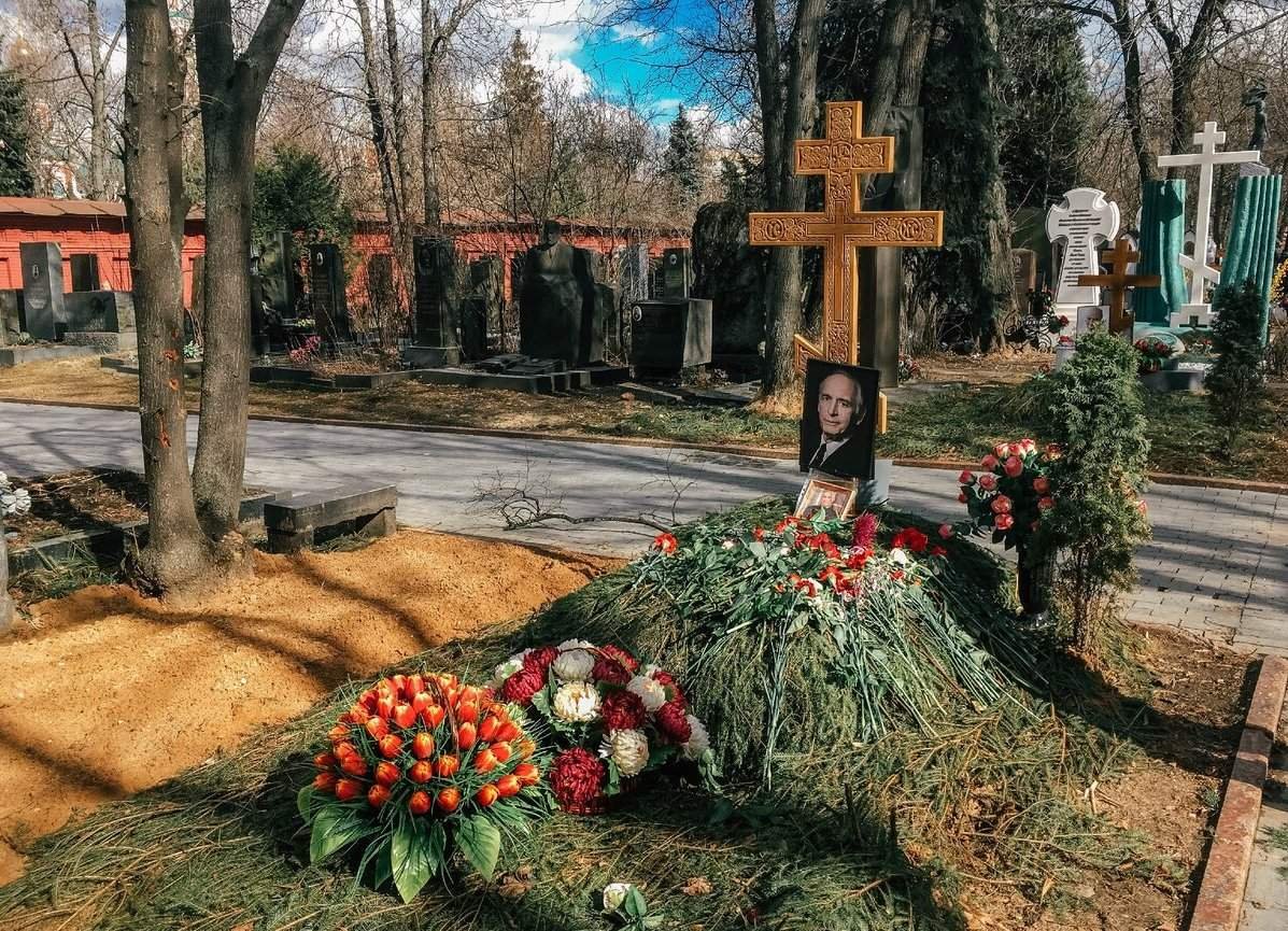 Могила Василия Ланового на Новодевичьем кладбище фото