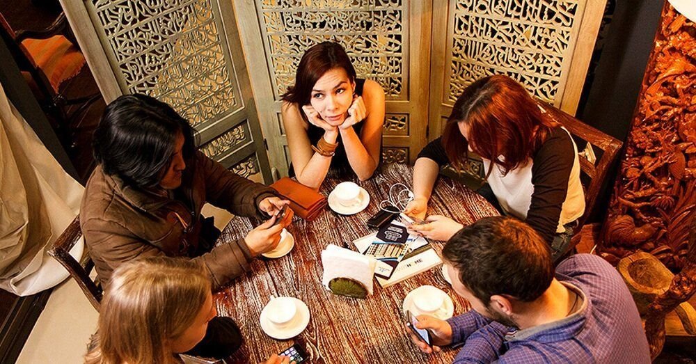 Люди сидят в кафе