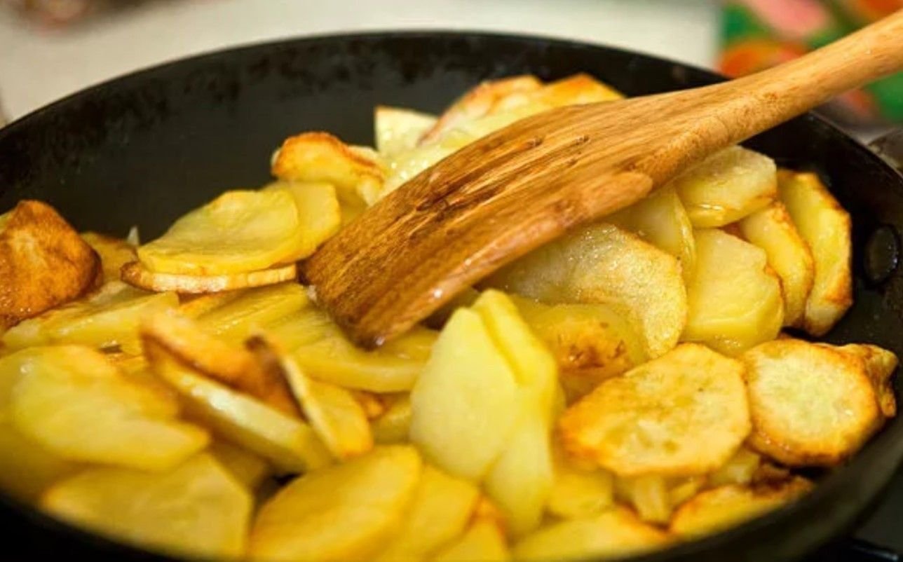 Как делать картошку на сковороде. Жареный картофель. Картошечка на сковороде. Жареная картошка. Жареная картошка на сковороде.
