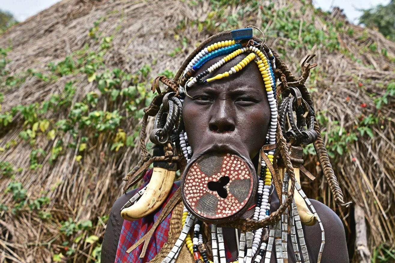 Мужчина женщина в племени. Эфиопия племя Мурси женщины.