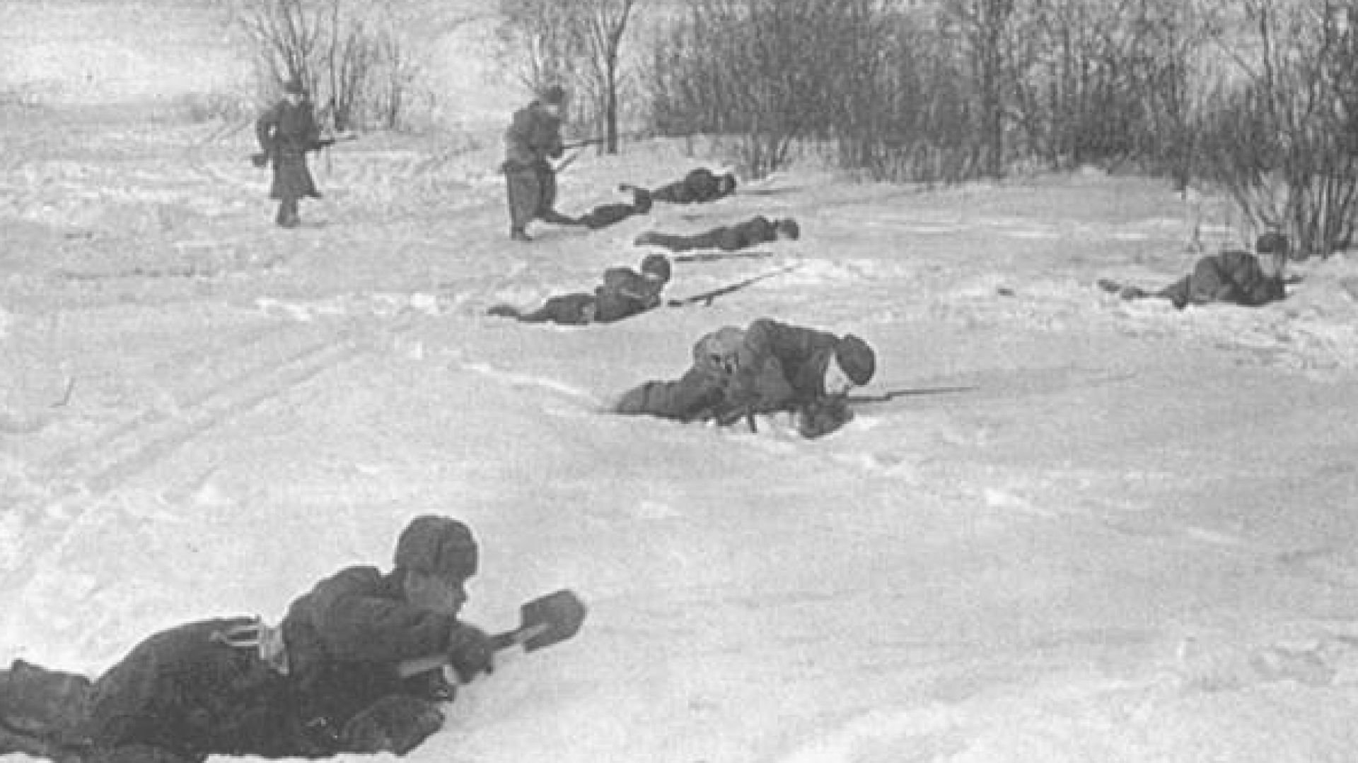 Рота уже залегла. Бойцы в окопах зимой под Москвой 1941-1942. Бои на реке Угра 1942 год.