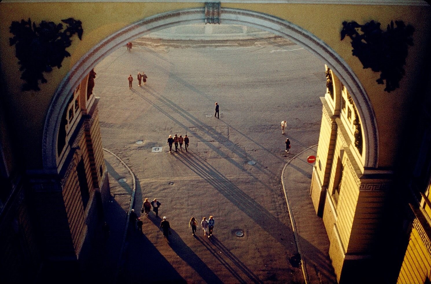 Санкт петербург 90 сайт. Крыша арка. Санкт-Петербург 1990. Арка главного штаба. Петербург в 90-е.