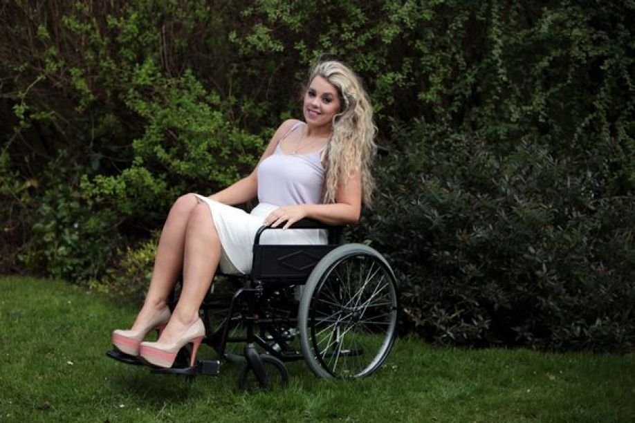 Disabled woman. Кэти Ноулз. Модель в инвалидном кресле. Красавицы инвалиды. Модель в инвалидной.