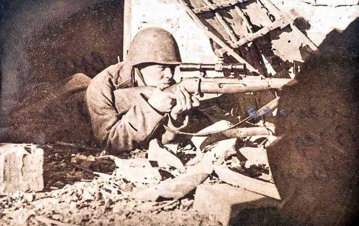 И. Василий зайцев герой сталинградской битвы подвиг. Как зовут легендарного снайпера сталинградской битвы. Василий григорьевич зайцев сталинградская битва. Василий зайцев герой сталинградской.