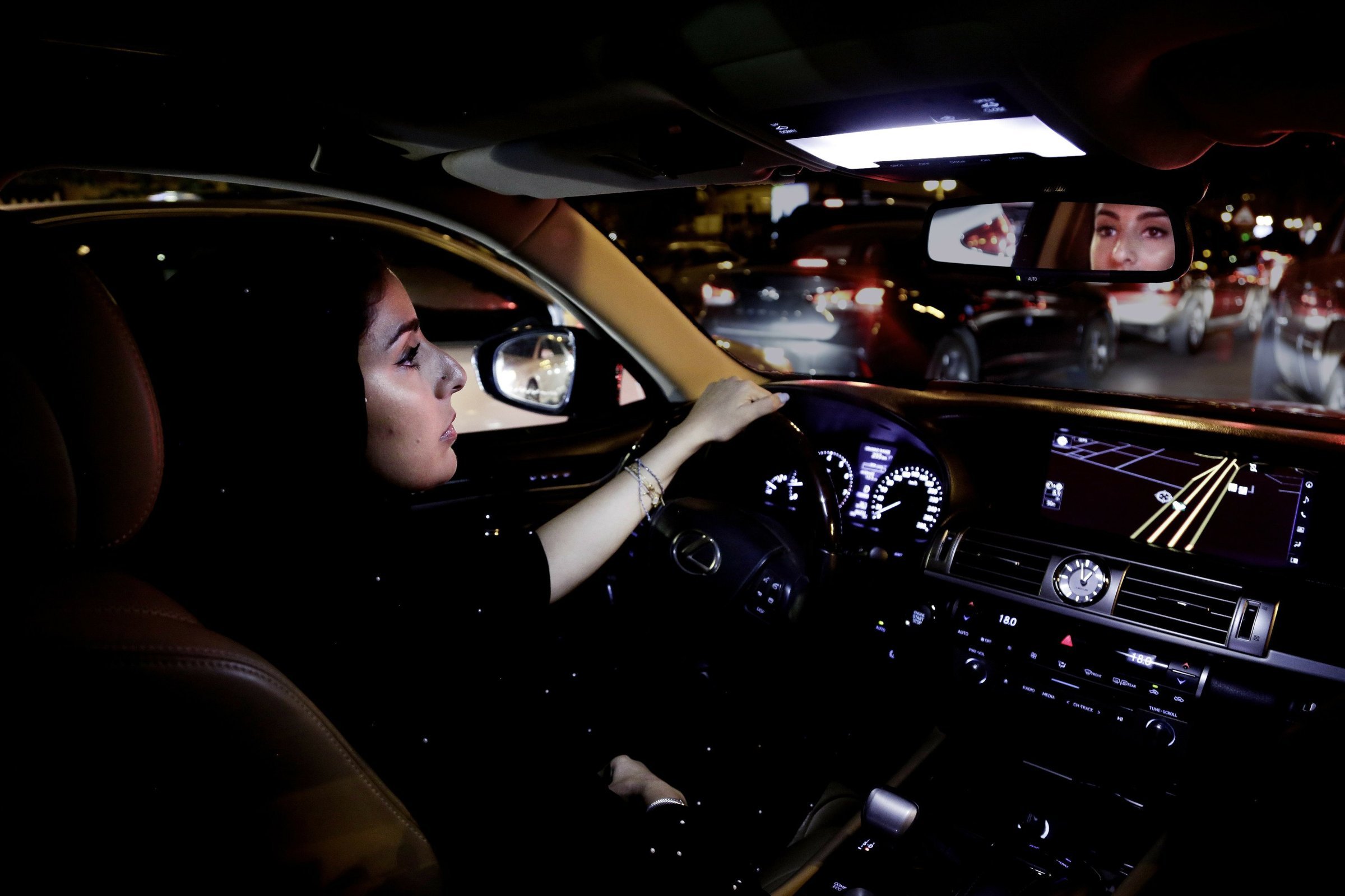 Девушка за рулем ночью в машине