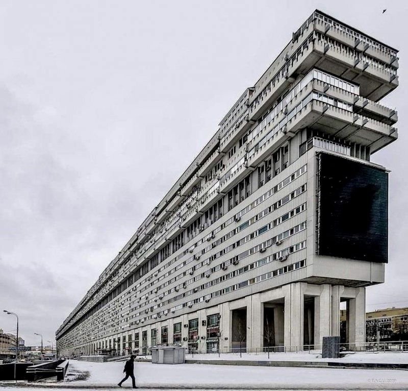 Лежачий небоскреб. Брутализм в архитектуре Москвы. Советский брутализм в архитектуре. Дом атомщиков на Тульской. «Дом атомщиков» на Тульской (большая Тульская улица, 2).