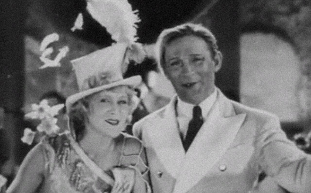 любовь орлова веселые ребята. любовь орлова с фонарем. веселые ребята фильм 1934. любовь орлова веселые ребята. весёлые ребята фильм 1934 орлова.