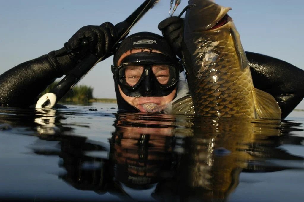 Подводная охота. Подводный охотник. Подводная рыбалка. Рыбалка подводная охота.