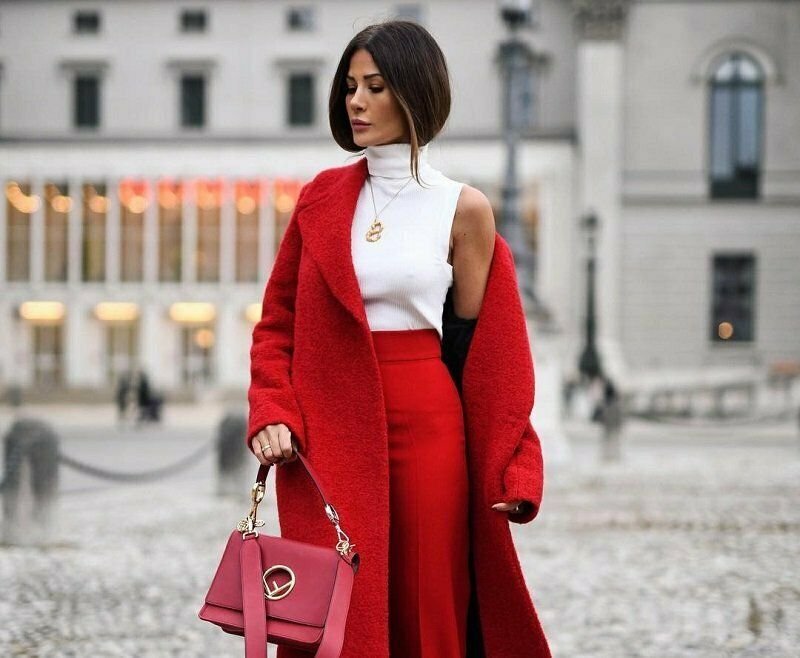 Модная одежда красного цвета