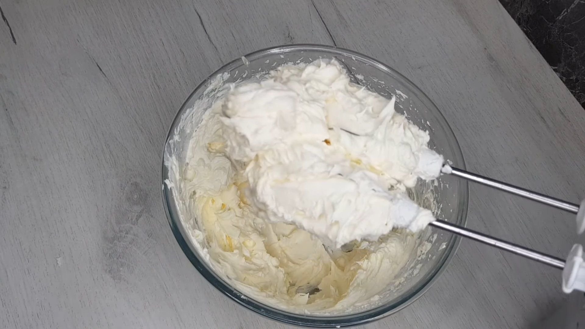 Как понять что сливки испортились. Крем чиз на сливках для прослаивания. Торт с расслоившимся кремом. Крем-чиз для торта для выравнивания на сливках с творожным сыром. Крем-чиз на масле для выравнивания.